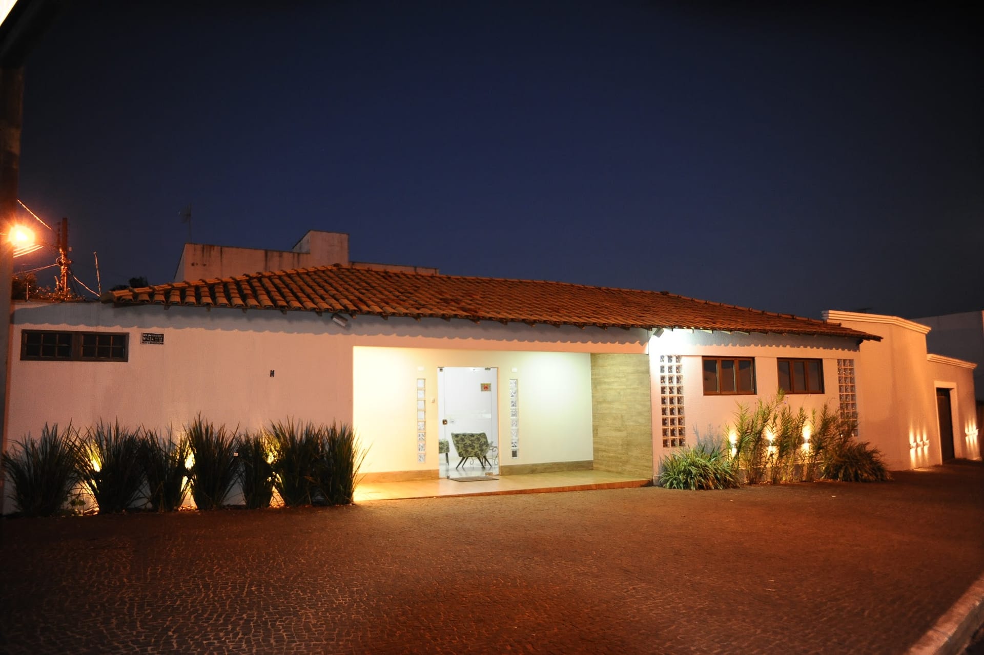 Fachada do América Hotel iluminada à noite