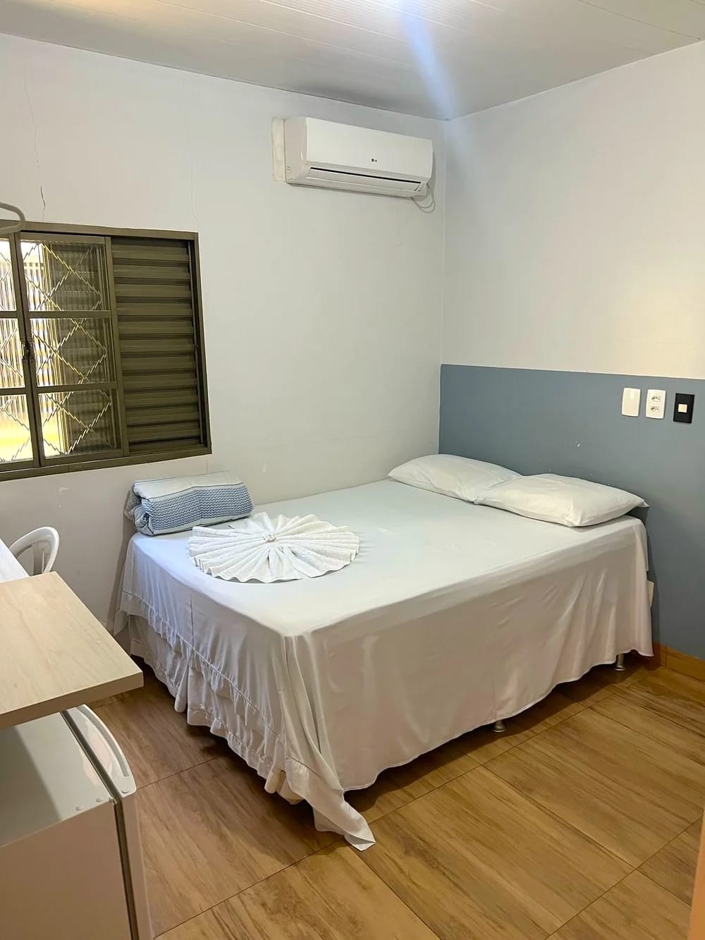 Quarto com cama de casal e ar-condicionado