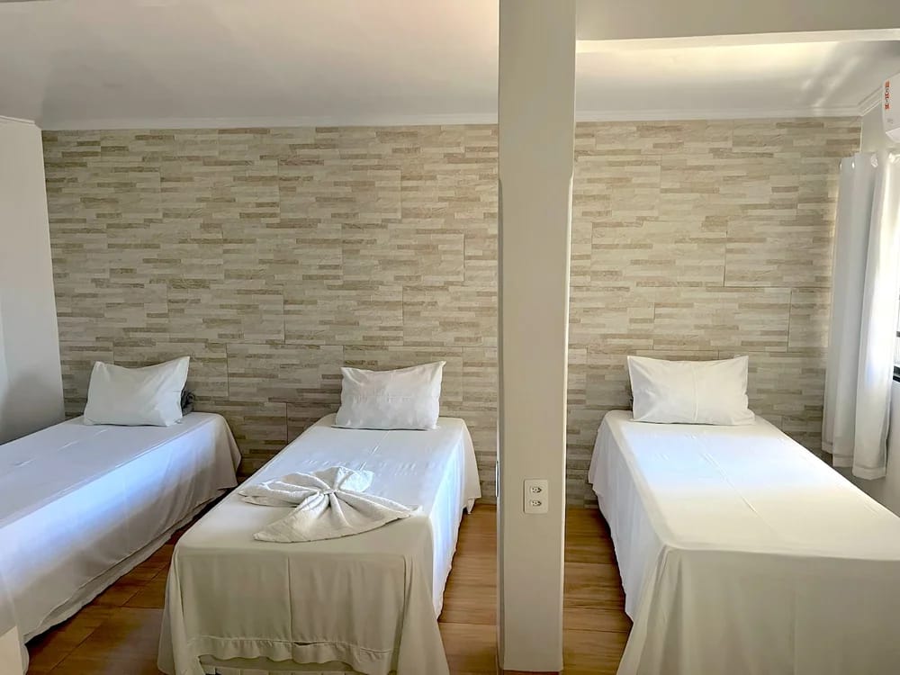 Quarto triplo com três camas de solteiro